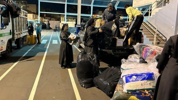 Nữ tu Hiến sĩ Thánh Phanxicô đệ Salê ở Ecuador trợ giúp người dân Alausí ở Ecuador sau vụ lở đất kinh hoàng