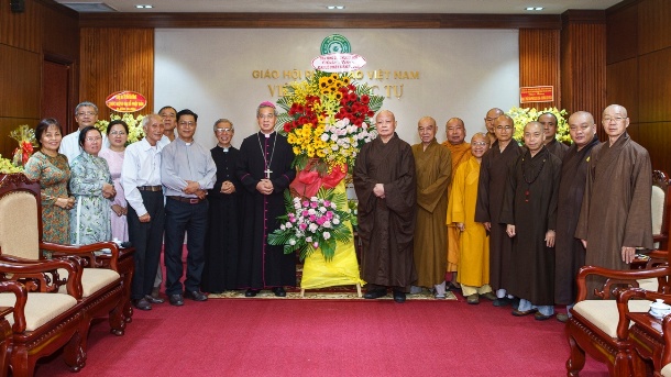 Đức TGM Giuse Nguyễn Năng đến chúc mừng BTS Giáo hội Phật giáo Tp.HCM nhân dịp đại lễ Phật Đản 2024
