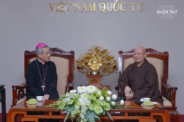 TP.HCM: TGM Giuse Nguyễn Năng đến Việt Nam Quốc Tự thăm, chúc mừng Phật đản