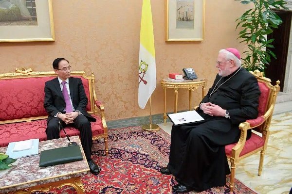 Đức TGM Gallagher trao đổi về cuộc gặp gỡ của Đức Giáo hoàng với phái đoàn Việt Nam